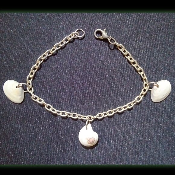 Silver white shell charm bracelet - Picture 1 of 1